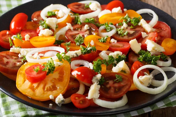 Salad of mix of tomatoes, onions and roquefort cheese close-up. — Stock Photo, Image
