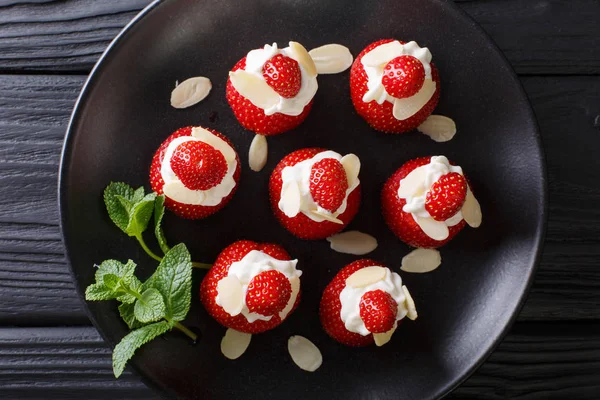新鲜草莓奶油的板 clo 和杏仁 — 图库照片