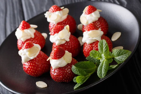 Fresh strawberries with almonds and whipped cream on a plate clo — Stock Photo, Image