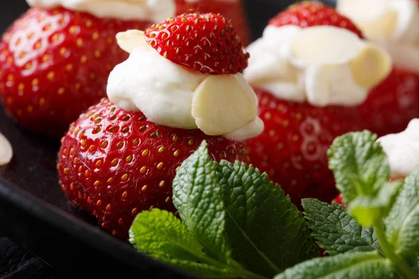 Köstliche reife Erdbeeren gefüllt mit Schlagsahne und Mandeln — Stockfoto