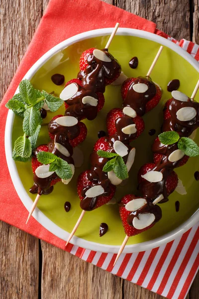 Sommer-Erdbeeren-Dessert mit Schokolade, Minze und Mandeln. Ich habe — Stockfoto