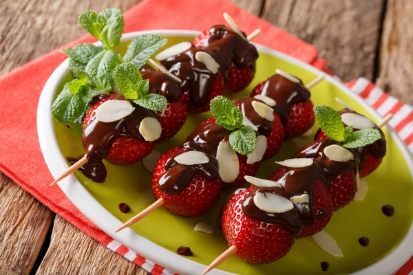 夏天的草莓点心、 巧克力、 薄荷和杏仁。议员 — 图库照片