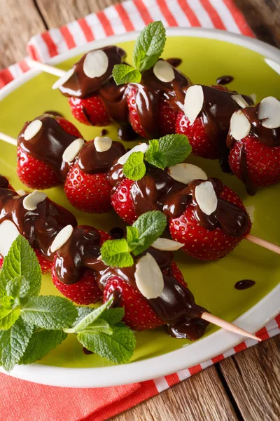 新鲜草莓扦子都装饰着巧克力，mi — 图库照片
