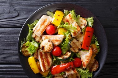 Izgara tavuk göğsü ve yaz sebze closeup salatası 