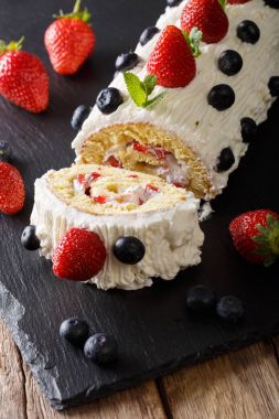 Delicious krem şanti, nane ve bl ile Çilekli pasta dilimlenmiş