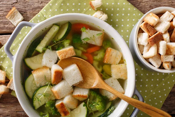 Sopa dietética leve com croutons close-up em uma panela. horizonte — Fotografia de Stock