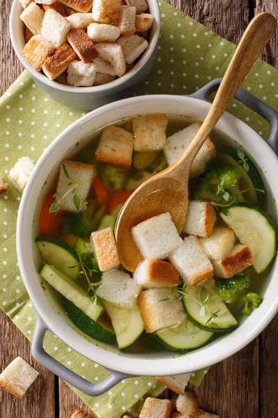 Light dietary soup with croutons close-up in a saucepan. Vertica — Stock Photo, Image