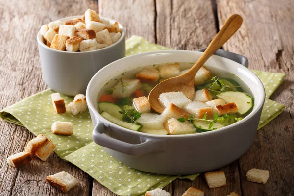 Sup makanan ringan dengan croutons close-up di panci. cakrawala — Stok Foto