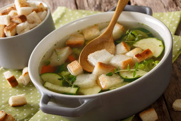 Sup sayuran sayuran dengan croutons dan thyme close-up dalam — Stok Foto