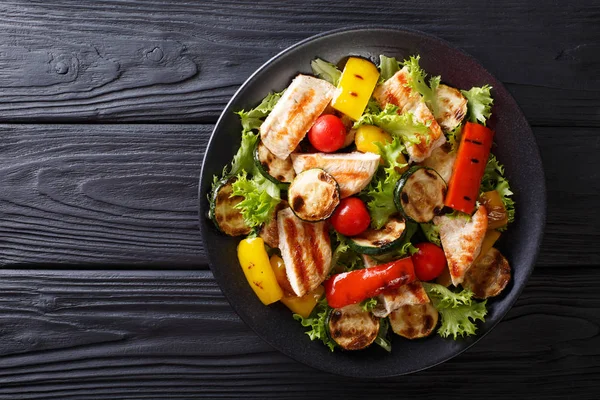 Grilovaná kuřecí prsíčka a letní zelenina close-up na talíři — Stock fotografie