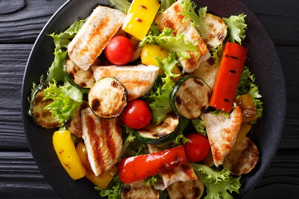 Vynikající salát z grilovaných letní zeleniny a kuřecí close-u — Stock fotografie
