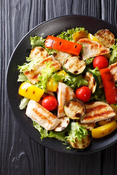 Salát s grilovanými kuřecími prsíčky a letní zelenina closeup — Stock fotografie