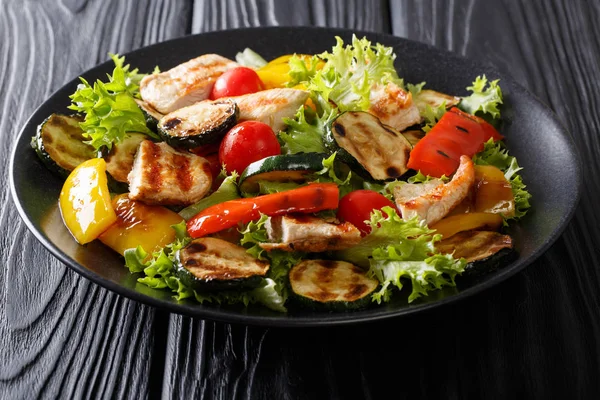 Pechuga de pollo a la parrilla y verduras de verano de cerca en un plato —  Fotos de Stock