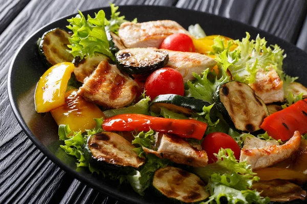 Салат с куриной грудью на гриле и летние овощи крупным планом — стоковое фото
