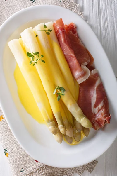 Délicieuses asperges blanches fraîches à la sauce hollandaise et jambon c — Photo