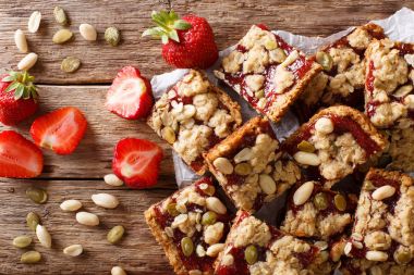 Çilek, tohumlar ve fındık yakın çekim masada çubuklarıyla yulaf
