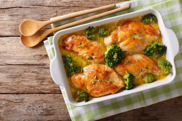Филе курицы, приготовленное с брокколи в сырном соусе крупным планом — стоковое фото