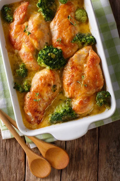 Brokoli peynir sosu clo ile pişmiş lezzetli tavuk göğsü