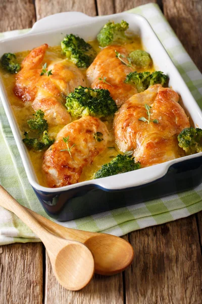 Brokoli peynir sosu yakın çekim ile tavuk göğsü yaptım. ver