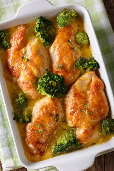 Ev yapımı tavuk göğsü ile brokoli peynir sosu clos içinde pişmiş — Stok fotoğraf
