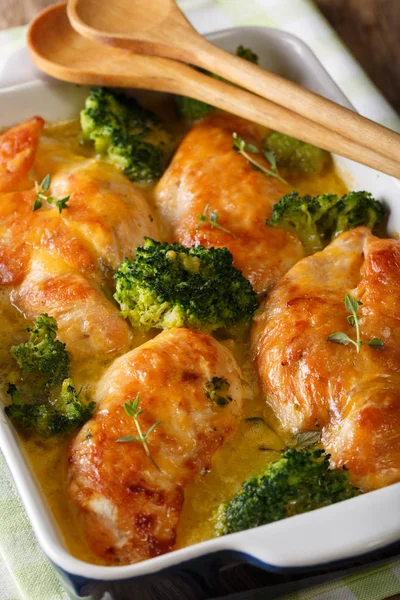 Cibo fatto in casa: filetto di pollo e broccoli cotti in salsa di formaggio — Foto Stock