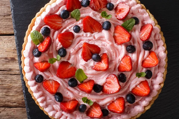 Tarta con fresas y arándanos y una delicada crema rosa —  Fotos de Stock