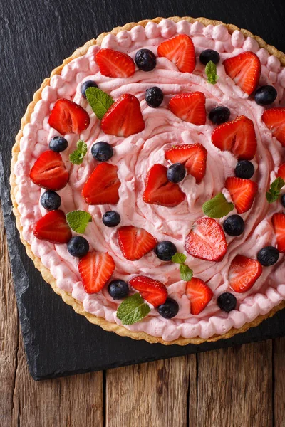 Dulce tarta con crema batida, fresas y arándanos clos —  Fotos de Stock