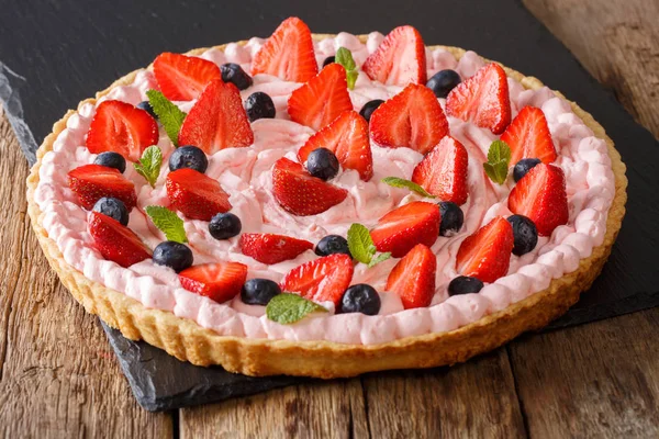 Sweet berry tart with whipped cream, strawberries and blueberrie — Stock Photo, Image