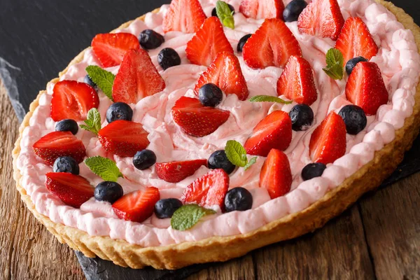 Färsk jordgubbe tårta med vispad grädde, mint och blåbär c — Stockfoto