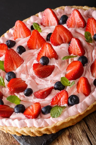 Mooie taart met aardbeien en bosbessen met slagroom cr — Stockfoto