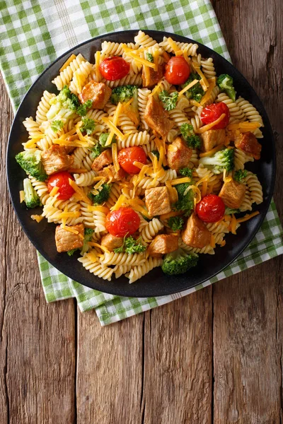 Makaron Fusilli z wieprzowiny, brokuły, pomidory i ser cheddar c — Zdjęcie stockowe