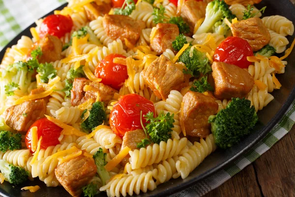 温暖的沙拉的意大利面与猪肉, 花椰菜和西红柿克洛 — 图库照片