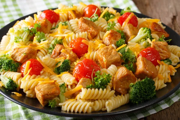 意大利面食, 炸猪肉、花椰菜、番茄 — 图库照片