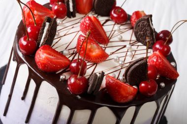 Mus kek çilek ve vişne biscu ile dekore edilmiş,