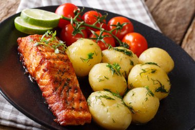 Kavrulmuş kekik ve haşlanmış patates, taze t ile somon fileto
