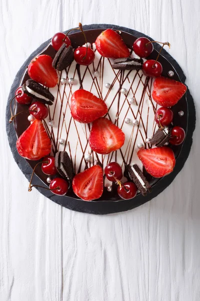 Gâteau au chocolat festif aux fraises et cerises close-up o — Photo