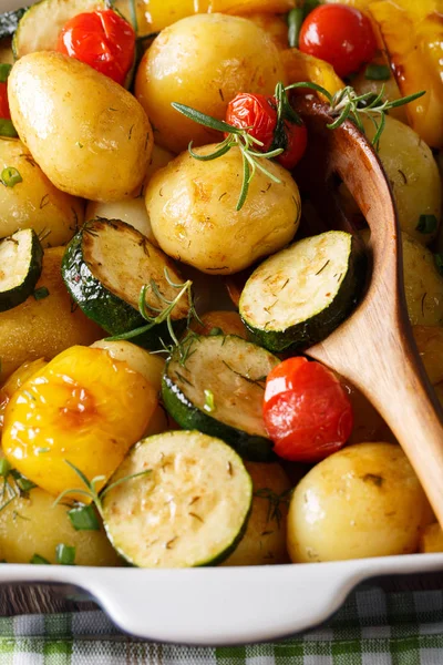 Latem: młode ziemniaki zapiekane z cukinią, papryką i t — Zdjęcie stockowe