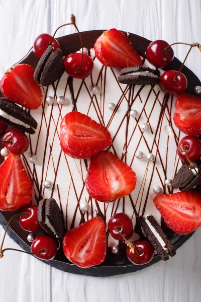 Delicioso bolo de verão com morangos e cerejas, decorado — Fotografia de Stock