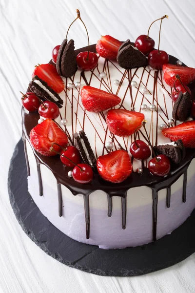 Beautiful cheesecake with strawberries and cherries, decorated w — Stock Photo, Image