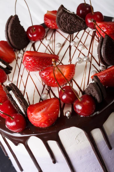 Mousse cake with strawberries and cherries, decorated with biscu — Stock Photo, Image