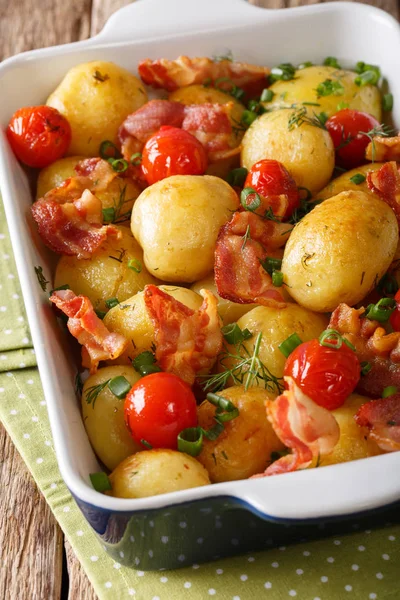 Aliments naturels : pommes de terre nouvelles cuites au four avec du bacon, des oignons verts et — Photo