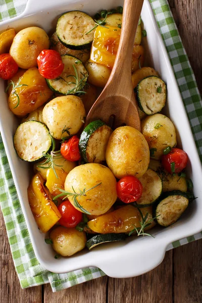 Vegetariskt: Bakad färskpotatis med zucchini, paprika och t — Stockfoto