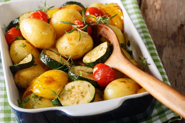 Pikantne ziemniaki zapiekane z cukinią, papryką i pomidorami clo — Zdjęcie stockowe