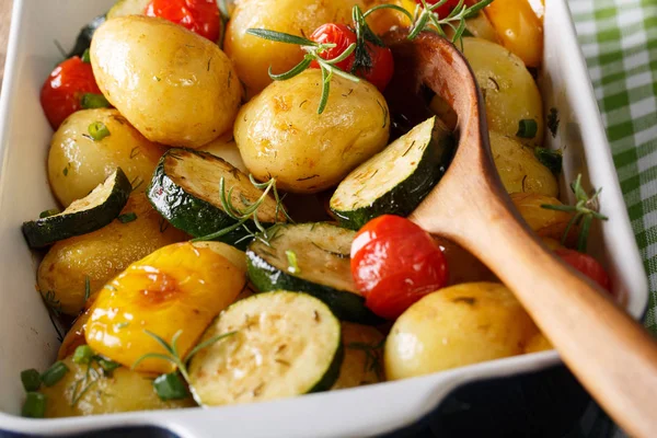 Smaczne jedzenie: ziemniaki zapiekane z cukinią, papryką i pomidorami — Zdjęcie stockowe