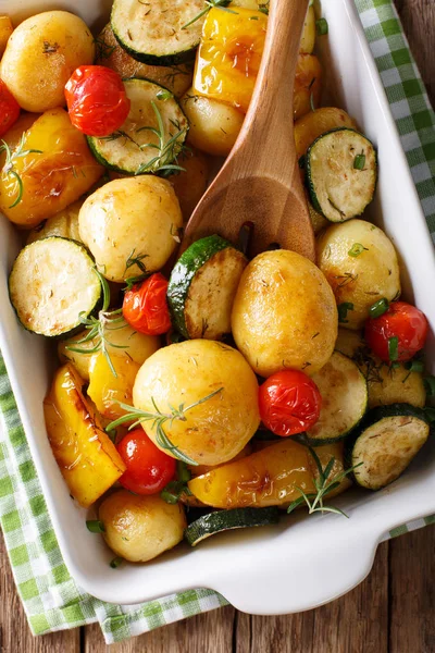 Vegansk mat: potatis bakade med zucchini, paprika och tomater cl — Stockfoto