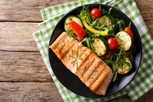 Lachs vom Grill mit Zucchini-Salat, Rucola, Paprika und Tomaten — Stockfoto