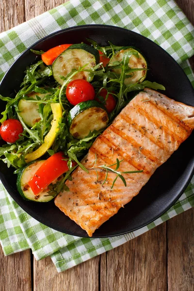 Filé grelhado de salmão com uma salada de abobrinha, arugula, pepp — Fotografia de Stock