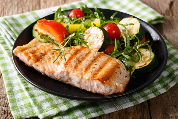 Grilled salmon fillet with salad of zucchini, arugula, pepper an — Stock Photo, Image