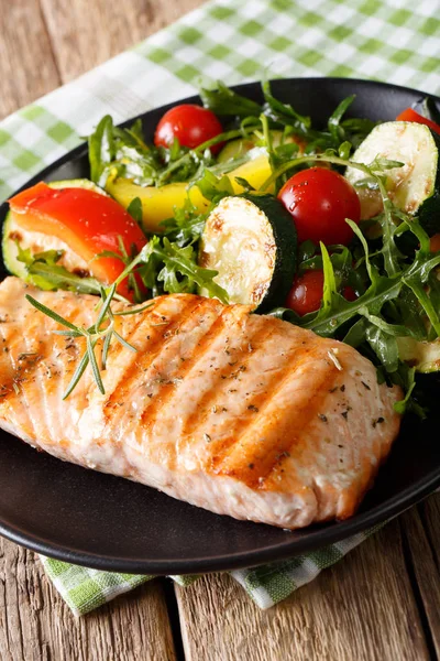 Дієтична їжа: смажений лосось та овочевий салат з руколою cl — стокове фото
