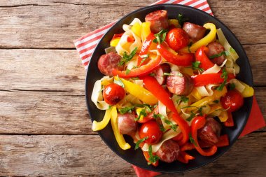 Makarna fettuccine dolmalık biber ve sosis yakın çekim bir pla